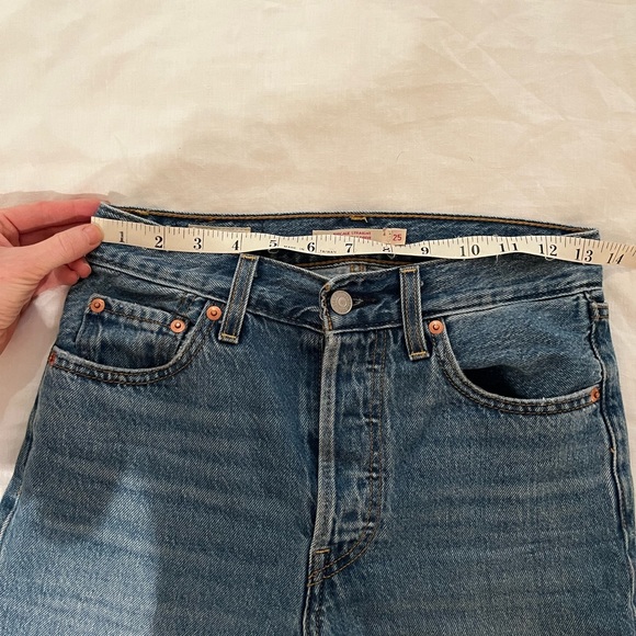 Levi’s Ribcage Jeans in Medium Wash - Picture 7 of 8